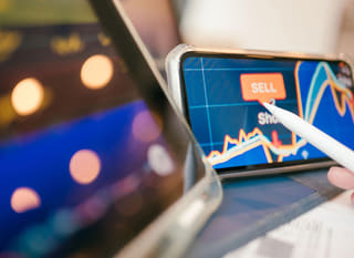 ビットコイン・イーサリアム・FXオプションを分析するマルチマーケットトレーダー